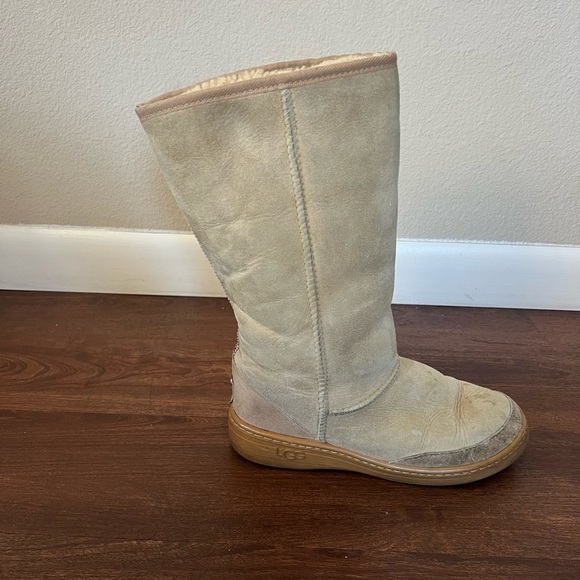 RARE UGGS Boots - Picture 7 of 12